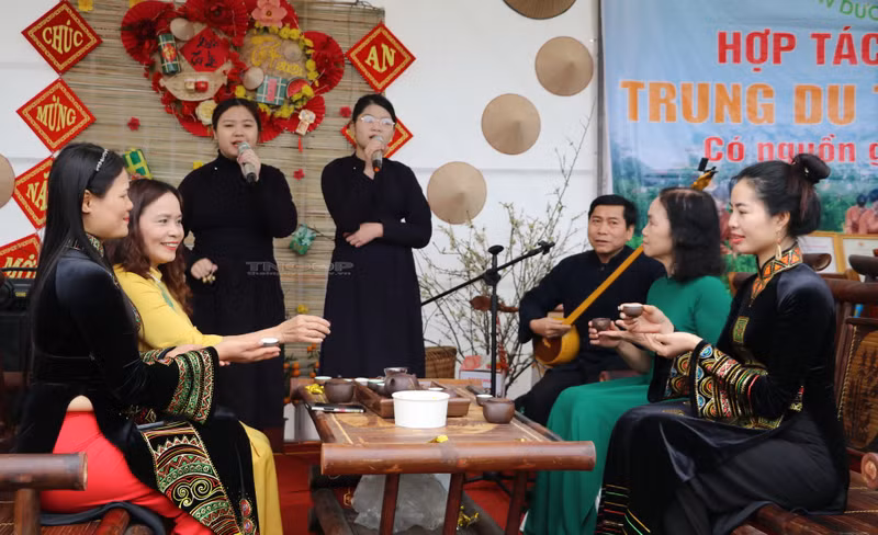 游客有机会品尝新疆茶。