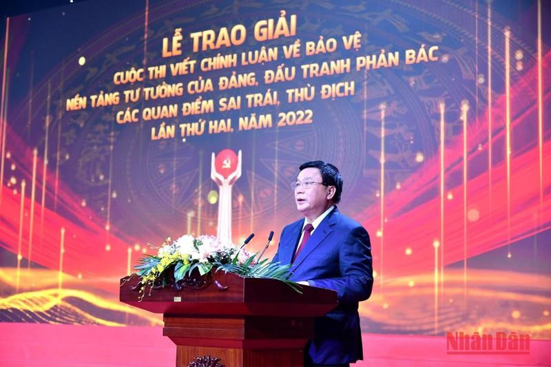 越共中央政治局委员、中央理论委员会主席、胡志明国家政治学院院长阮春胜在颁奖仪式上发表讲话。（登科 摄）