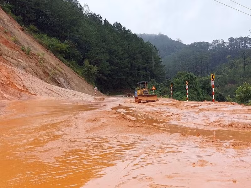 崑嵩省须麻容县出现强降雨天气，造成很多地方断水断电，道路坍塌。