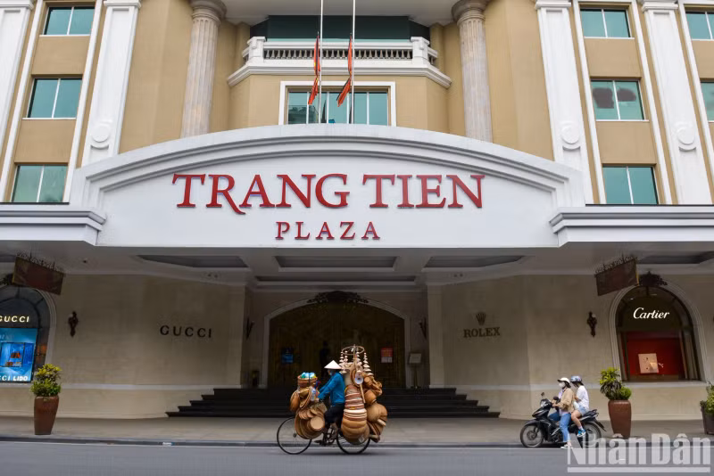 许多购物中心也下半旗致哀缅怀阮富仲总书记。