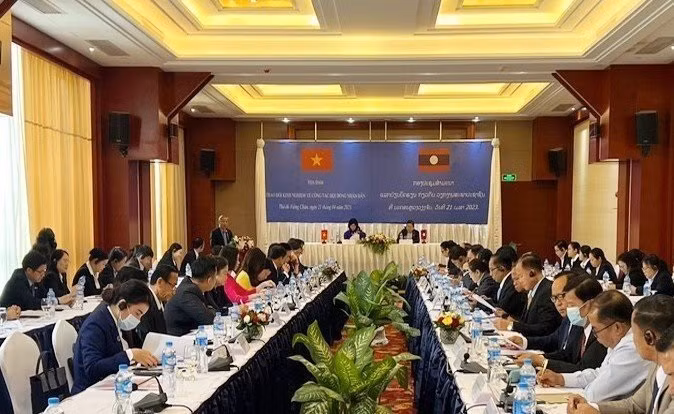 人民议会工作经验交流座谈会场景。