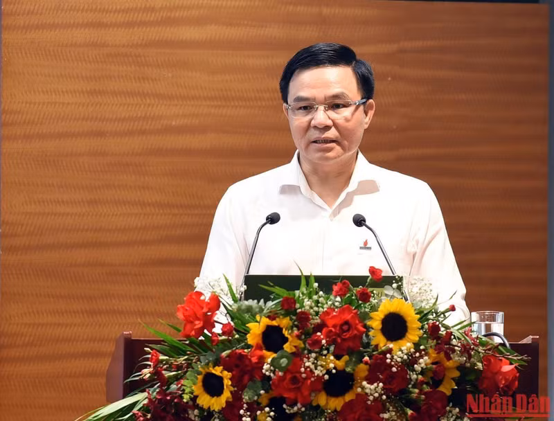 石油集团总经理黎孟雄在会上作报告。 与会代表。