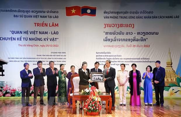 凯山·丰威汉博物馆代表接收图片。