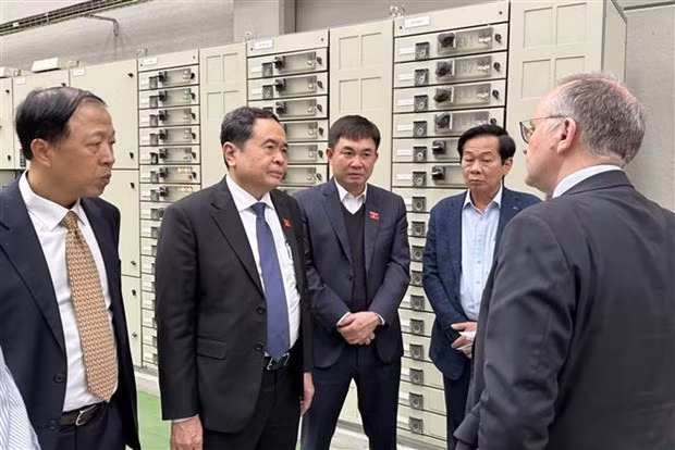 国会常务副主席陈青敏参观Acciona集团的一家污水处理厂。