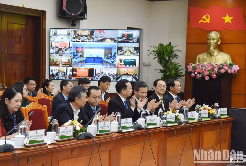 各部委领导代表出席会议。