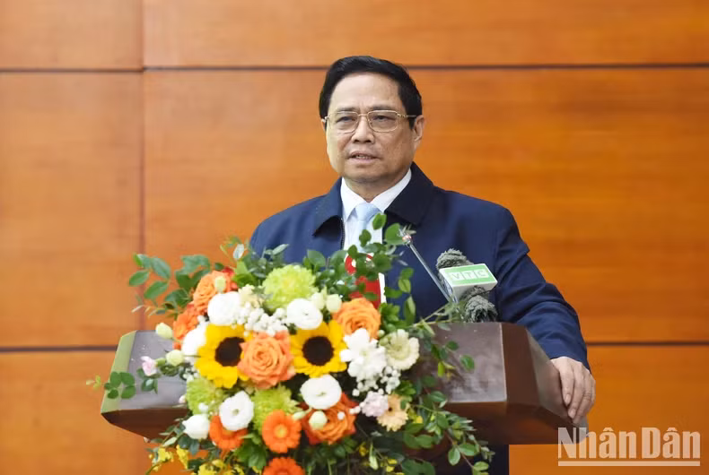 政府总理范明正在会上发表指导性讲话。