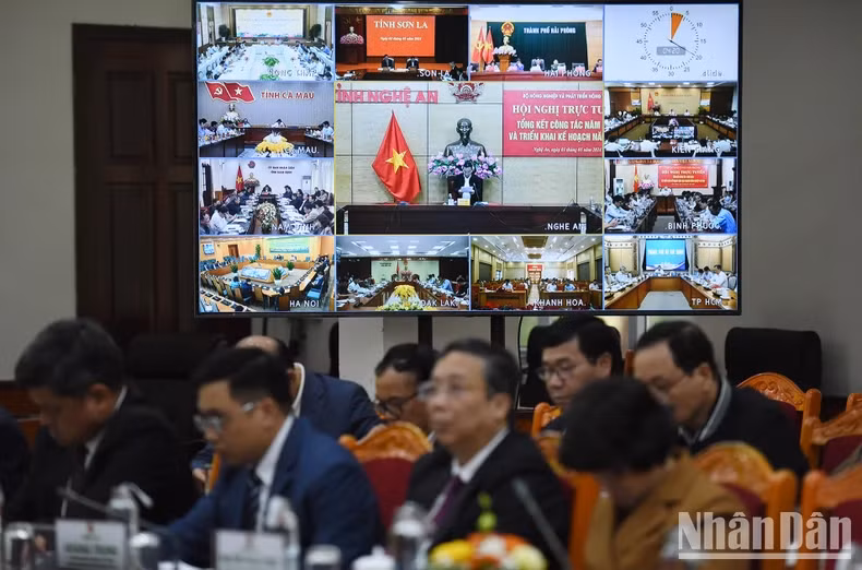 义安省领导代表在义安省分会场上发表讲话。