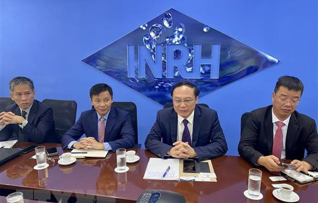 由越南自然资源与环境部副部长黎功成为首的工作代表团与古方代表举行工作会谈。（图片来源：越通社）