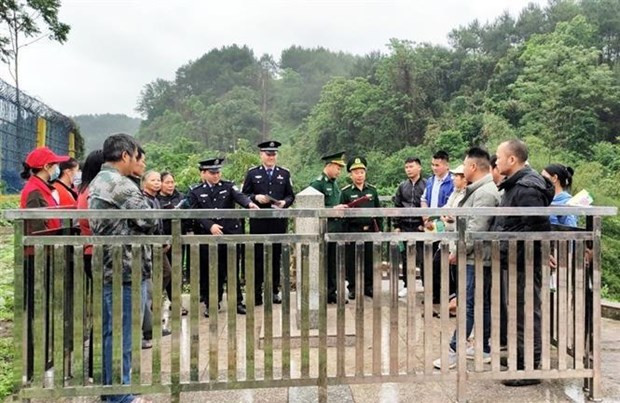 为双边边境民众宣传法律法规。