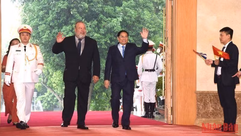 越南政府总理范明正与古巴总理曼努埃尔•马雷罗•克鲁斯。（陈海 摄）