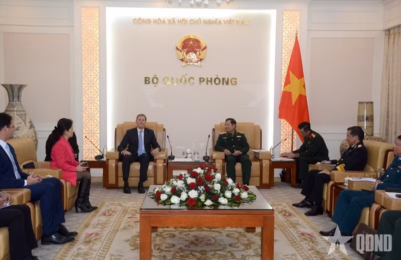 黎辉咏上将会见空中客车国际执行副总裁范沃施。（图片来源：人民军队报）