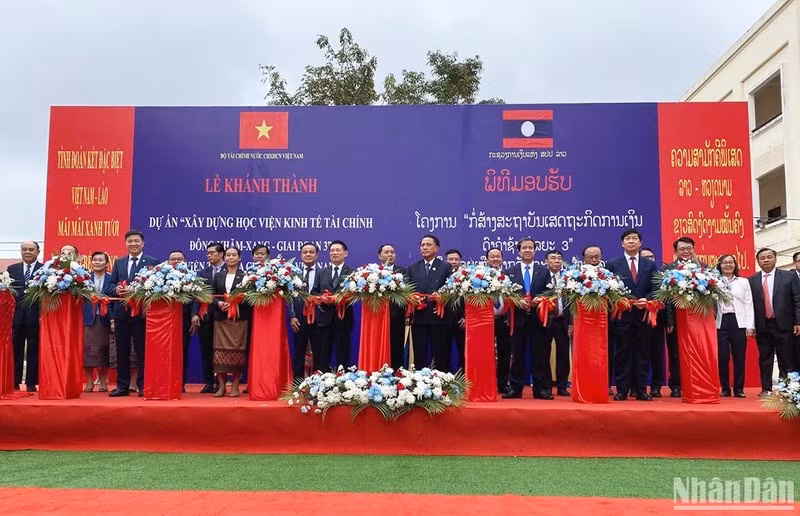 Dongkhamxang财政经济学院三期建设项目落成典礼。（海进 摄）