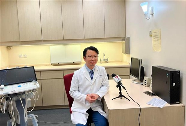 越通社驻中国香港记者对香港中文大学研究生、香港和澳门留学生党支部书记、留学生协会会长阮黄龙医生进行采访。