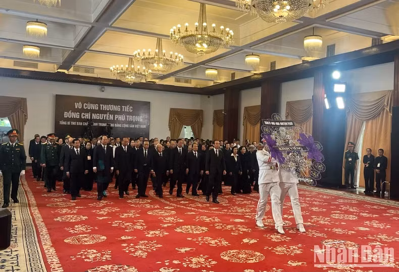 胡志明市市委、人民议会、人民委员会和祖国阵线委员会代表团吊唁越共中央总书记阮富仲。