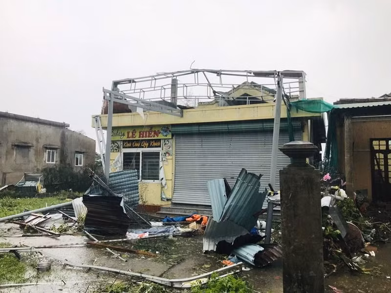 越门镇多间房屋屋顶被掀翻、房屋外墙倒塌。