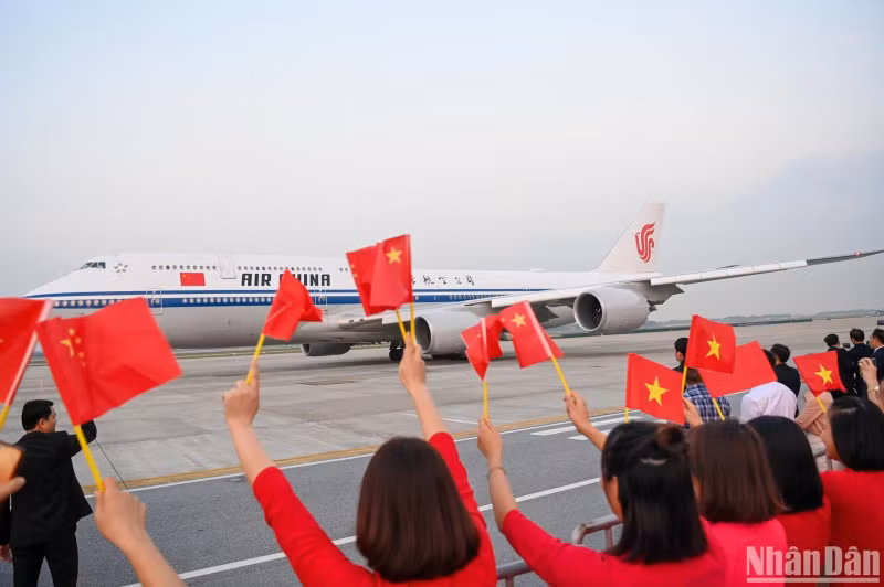 中共中央总书记、中国国家主席习近平和夫人同中国高级代表团乘专机离开河内，圆满结束对 越南国事访问。