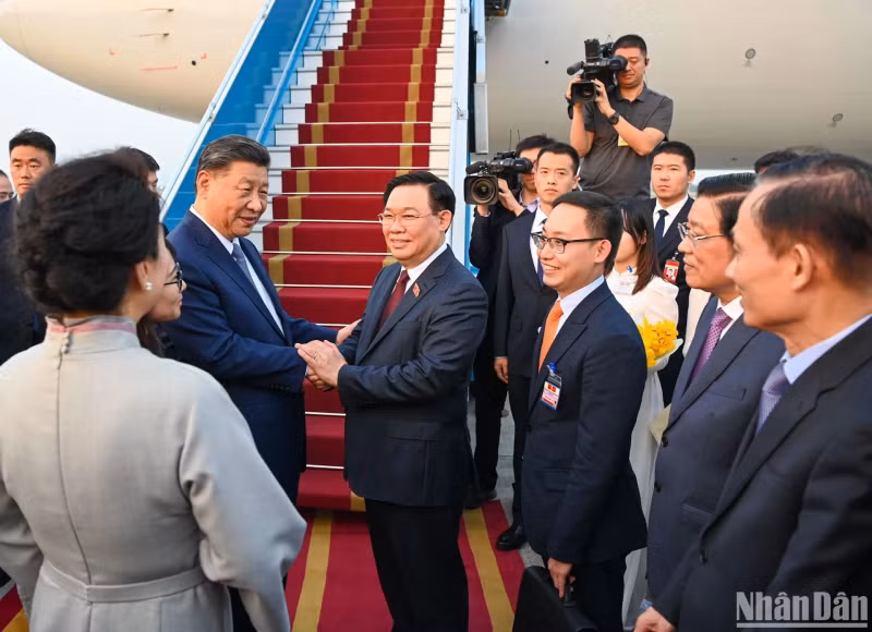 越南国会主席王廷惠与中共中央总书记、中国国家主席习近平和夫人交谈。