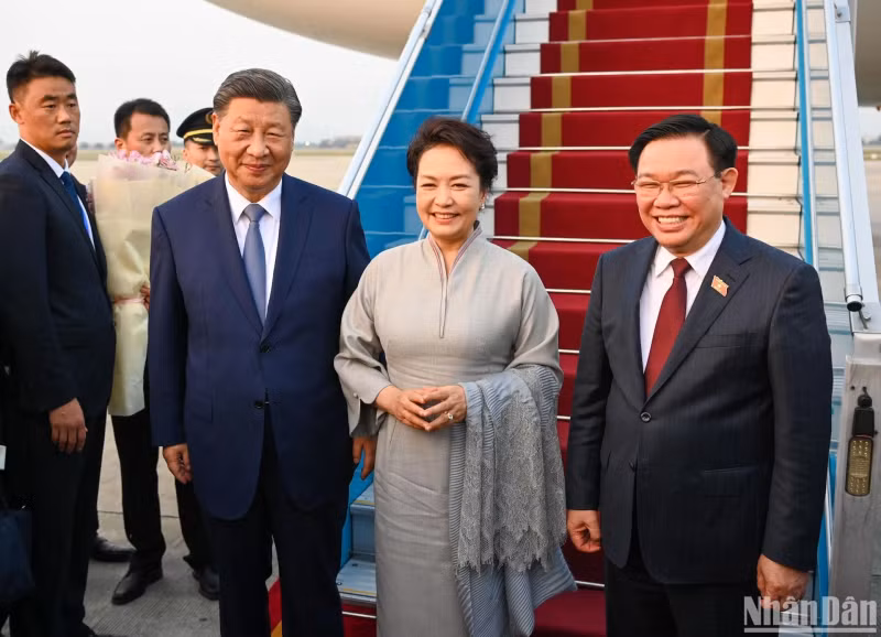 越南国会主席王廷惠与中共中央总书记、中国国家主席习近平和夫人合影。