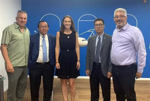 越捷航空股份公司和以色列航空公司代表合影。