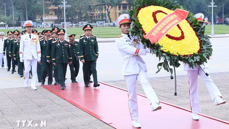 越共中央军委、国防部代表团敬献花圈并入陵瞻仰胡志明主席遗容。（图片来源：越通社）