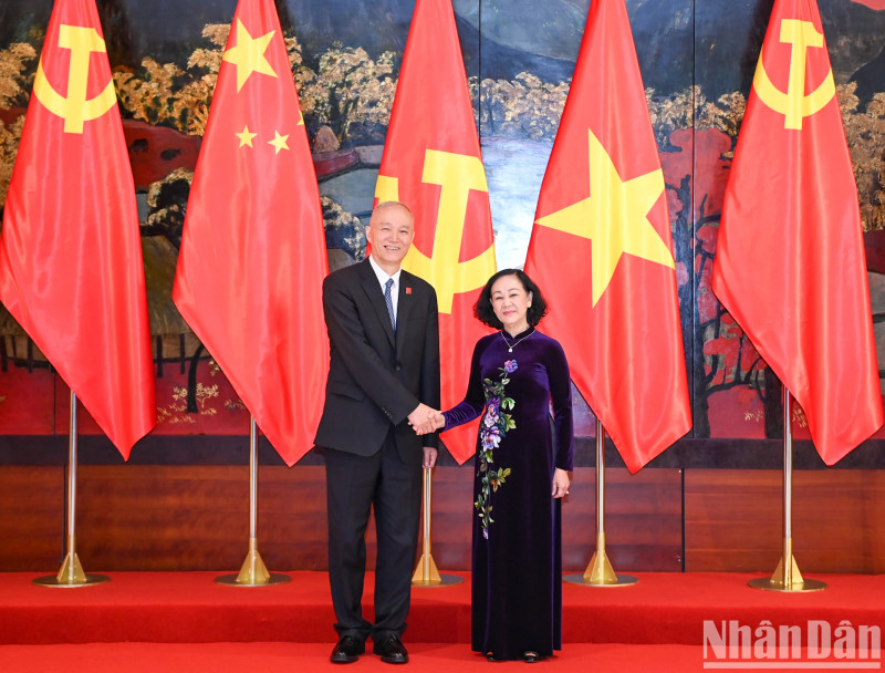 越共中央书记处常务书记张氏梅与中共中央政治局常委、书记处书记、中央办公厅主任蔡奇。（维玲 摄）