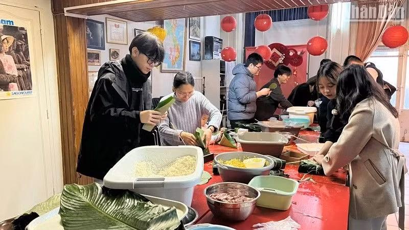 许多年轻人第一次包粽子，必须逐渐习惯每个步骤。