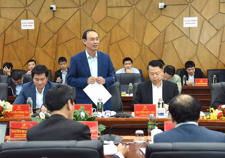 越南交通运输部副部长黎廷寿在会上发言。