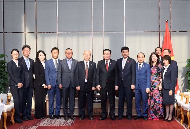 越南国会主席王廷惠会见云南省能源投资集团领导。