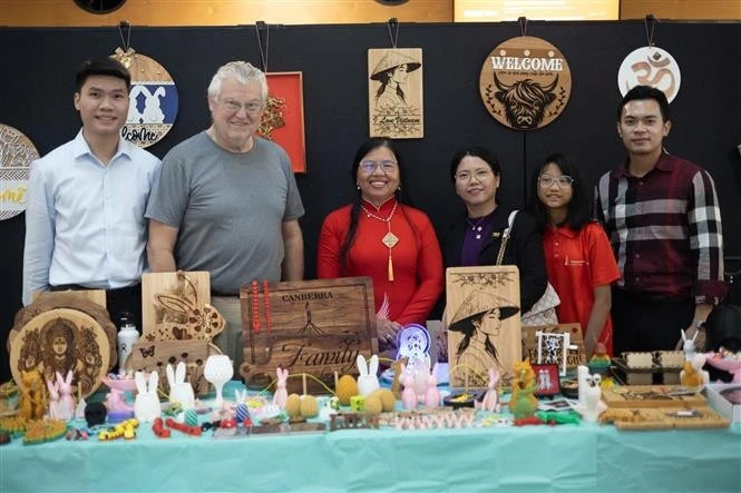 外国友人参观越南手工艺品展位。