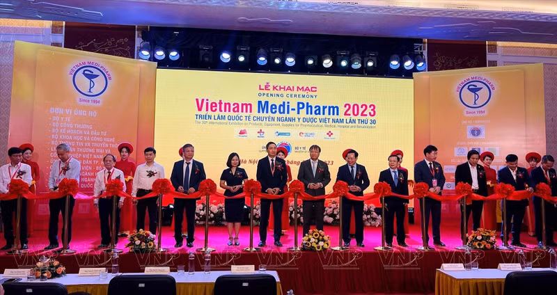 题为“30年——汇聚与发展”的2023年第30届越南国际医药制药、医疗器械展览会在河内拉开序幕。