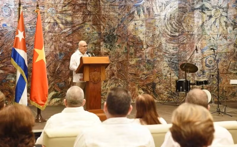 古共中央政治局委员、中央书记处常务书记、中央组织部部长罗伯托·莫拉莱斯·奥赫达在活动上发表讲话。