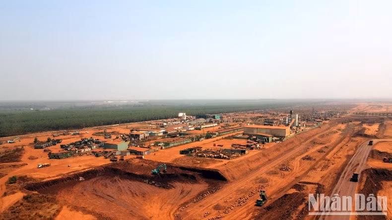 隆城国际机场成为全国最大的建设工地。