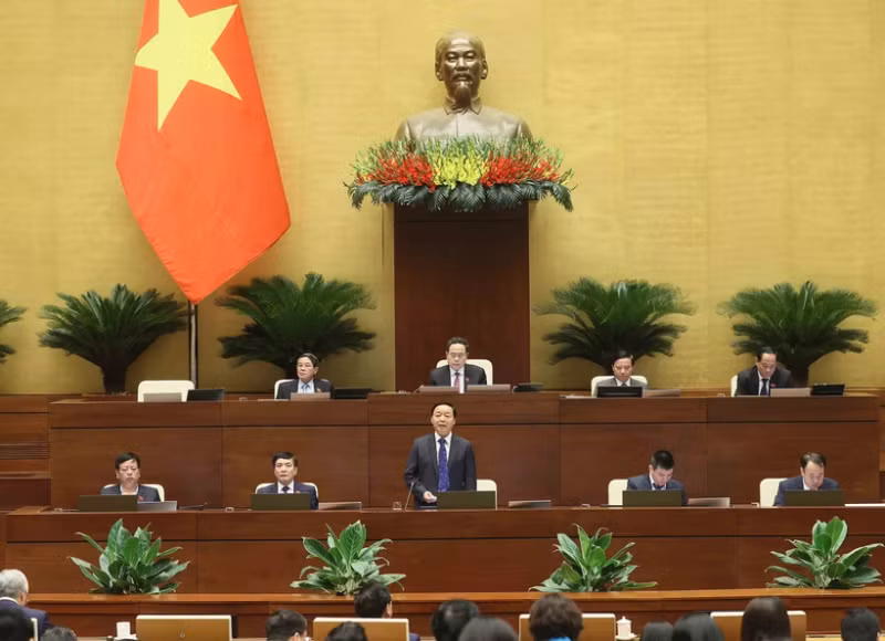 越南政府副总理陈红河在会议上发言。