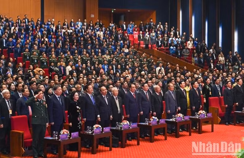 与会代表进行敬旗礼。