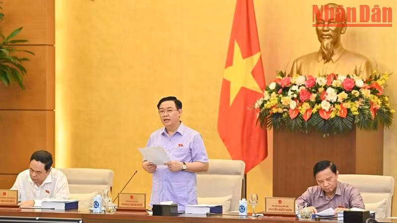 国会主席王廷惠致开幕词。