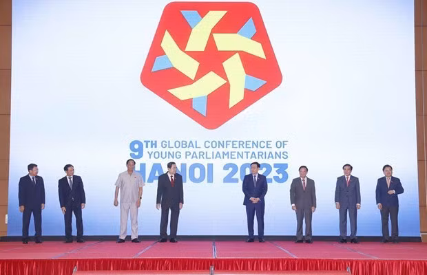 资料图：越南国会主席王廷惠（右四）出席第九届全球青年议员论坛网站开通和会标发布仪式。