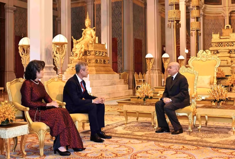 柬埔寨国王诺罗敦·西哈莫尼会见阮明宇大使。