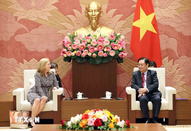 国会副主席黎明欢会见世界银行驻越南、柬埔寨和老挝首席代表玛丽亚姆·谢尔曼。（图源：越通社）