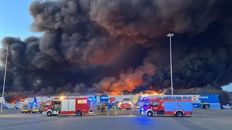 波兰购物中心火灾场景。