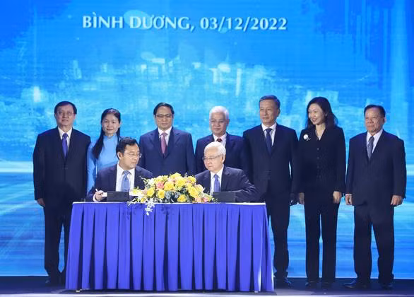 越南政府总理范明正见证了越南科学技术部与代表越新伙伴小组的Becamex IDC总公司的合作协议签署仪式。