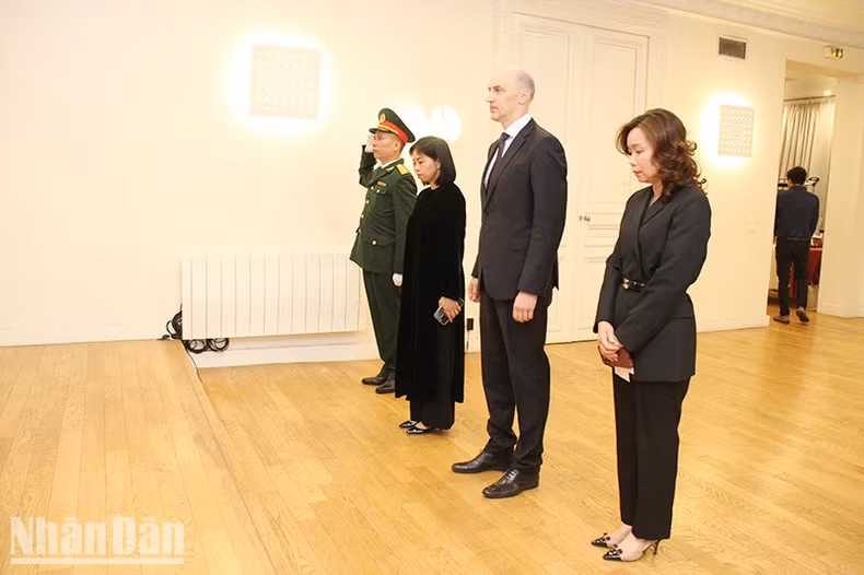 俄罗斯联邦驻法国大使馆临时代办亚历山大·泽久林吊唁阮富仲总书记。（凯旋 摄）