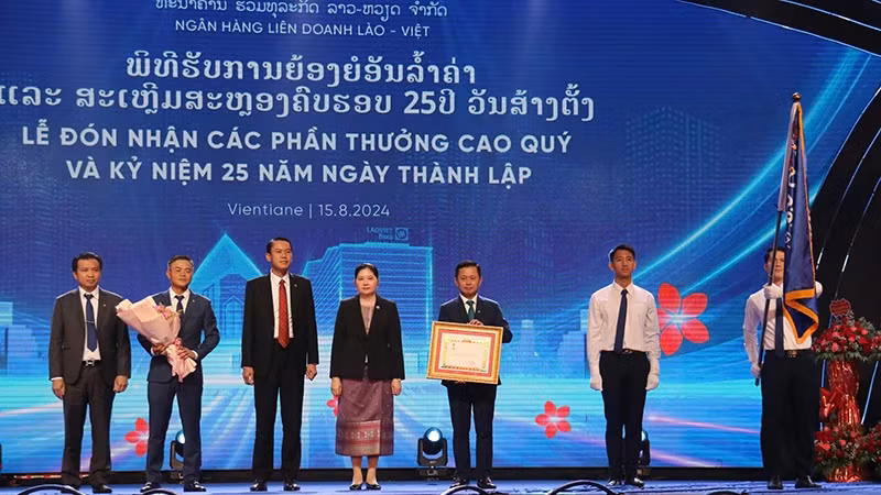 老越联营银行荣获老挝一级劳动勋章。（海进 摄）