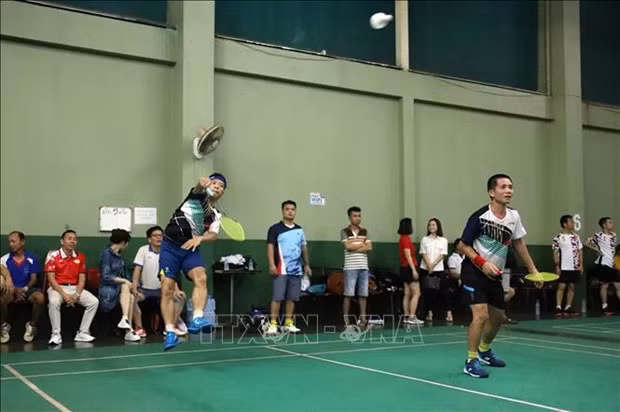 旅居老挝越南人羽毛球比赛开赛。