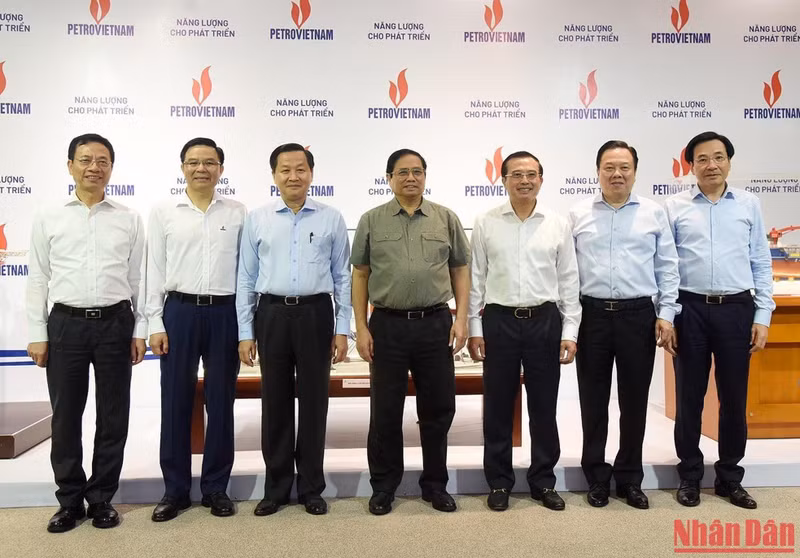 政府总理范明正同国家石油集团代表合影。