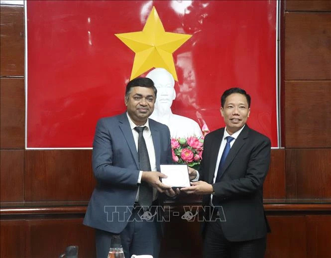 芹苴市人民委员会副主席阮现实向印度驻胡志明市总领事马丹·莫汉·塞西赠送纪念品。（图片来源：越通社）