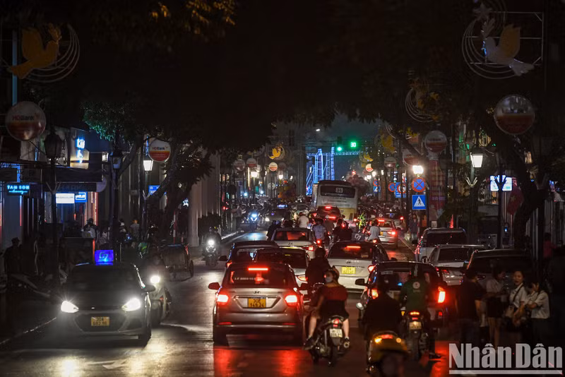 河内市民积极响应2023年“地球一小时”活动【组图】 ảnh 7 河内市民积极响应2023年“地球一小时”活动【组图】 ảnh 7