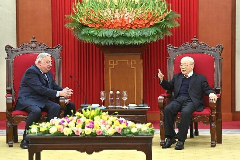 越共中央总书记阮富仲会见法国参议院议长热拉尔·拉尔歇。（登科 摄）