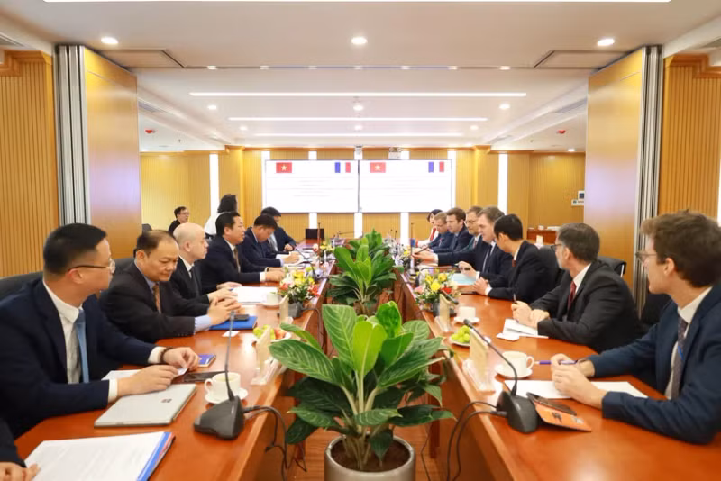 越南建设部部长陈红明与法国交通部长菲利普·塔巴罗特举行工作会谈。