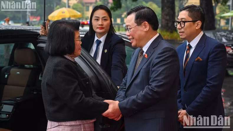 越南国会主席王廷惠热烈欢迎柬埔寨国会主席昆索达莉对越南进行正式访问。