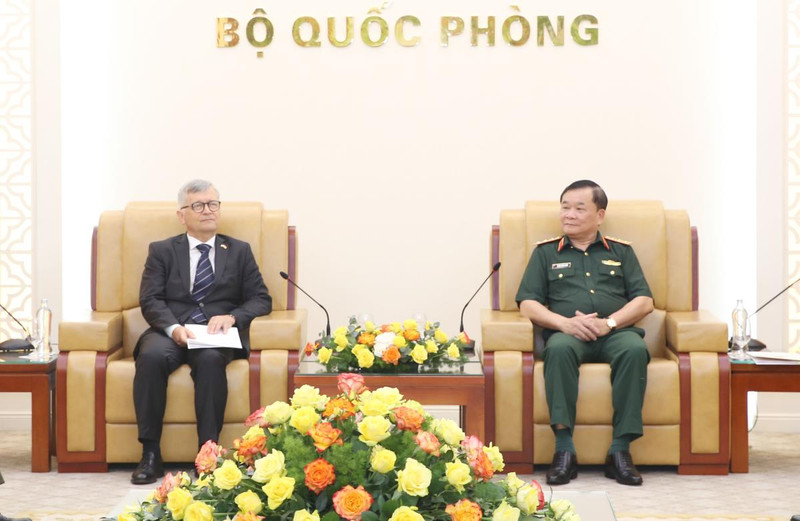  越南国防部副部长黄春战上将与波兰驻越南特命全权大使亚历山大·苏德先生。